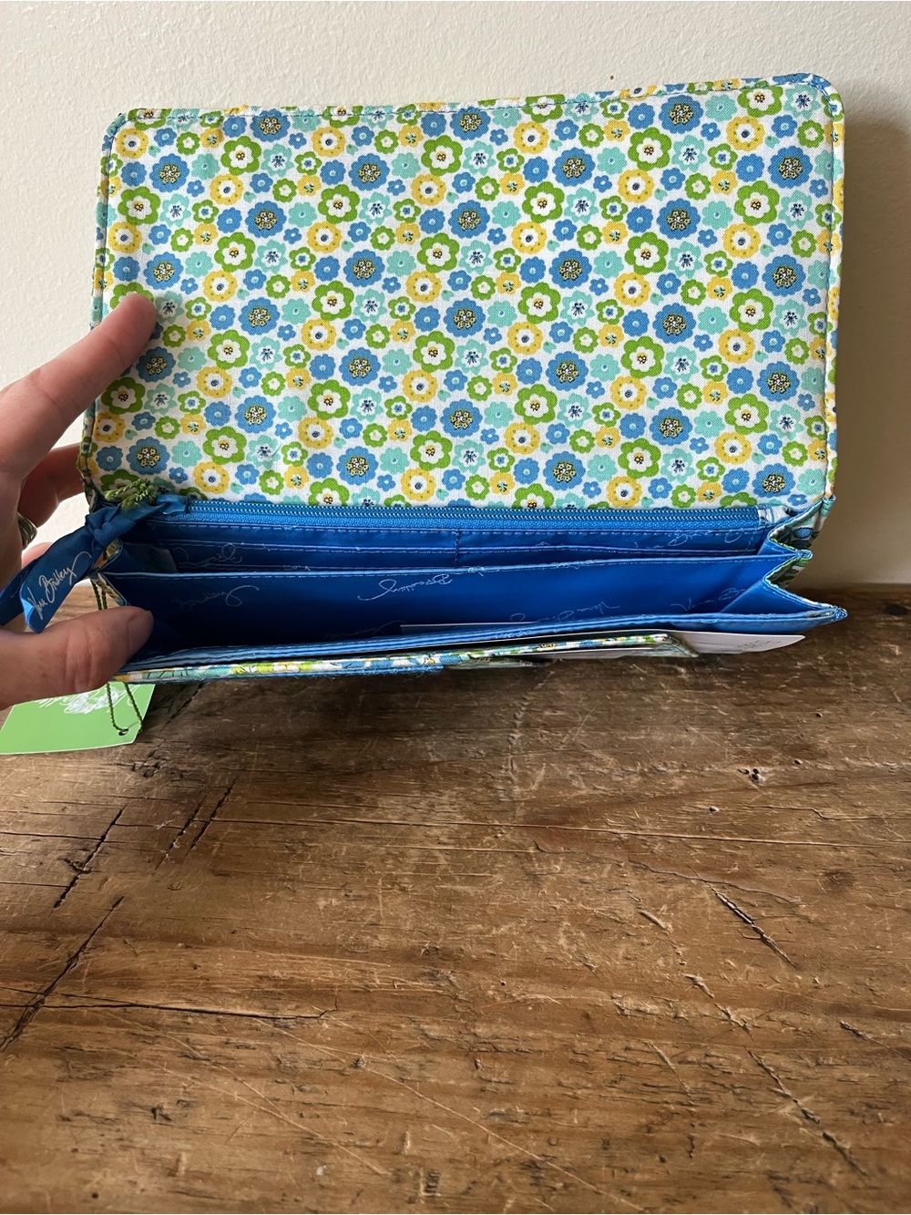 Vera Bradley NWT Quilted Travel Wallet English Meadow - Picture 5 of 15